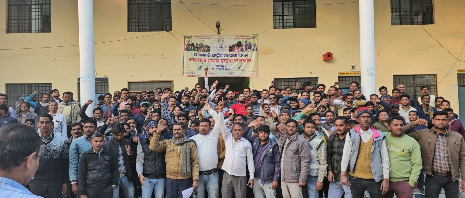 मध्यांचल में छंटनी से गुस्साए विद्युत संविदा आउटसोर्स कर्मचारियों ने बदायूं में किया धरना प्रदर्शन, चारों विद्युत वितरण खंड कार्यालयों पर प्रदर्शन के‌ बाद ज्ञापन सौंपा